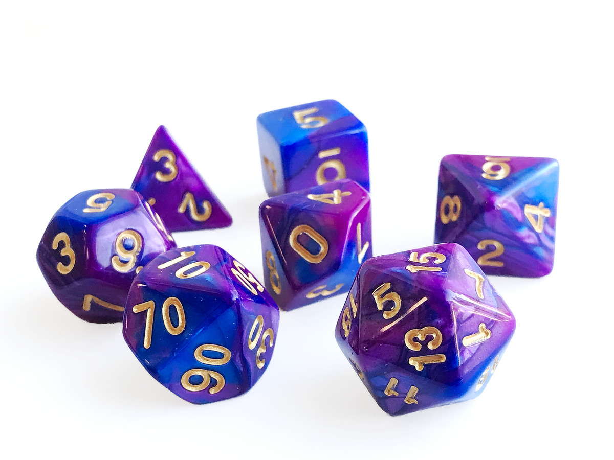 TLAMA games Sada 7 dvoubarevných perleťových kostek pro RPG Barva: modrá / fialová