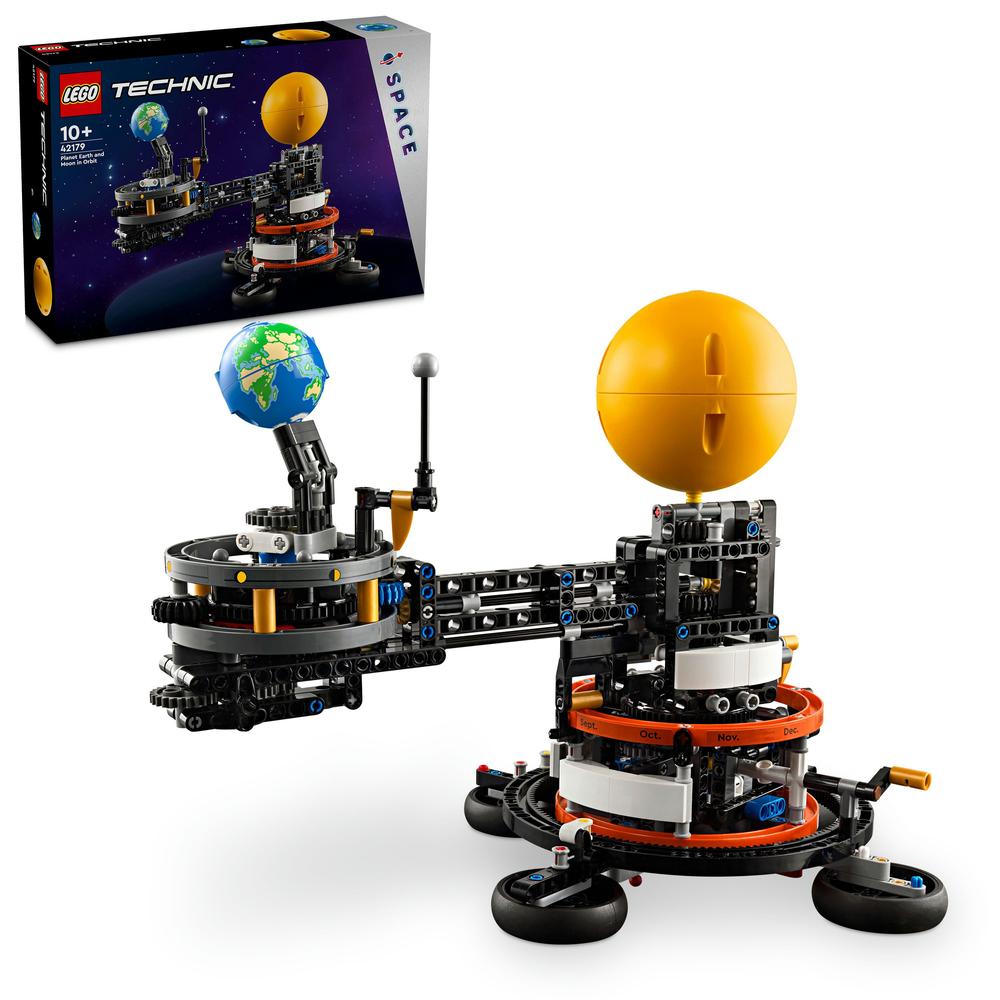 LEGO® Planeta Země a Měsíc na oběžné dráze 42179