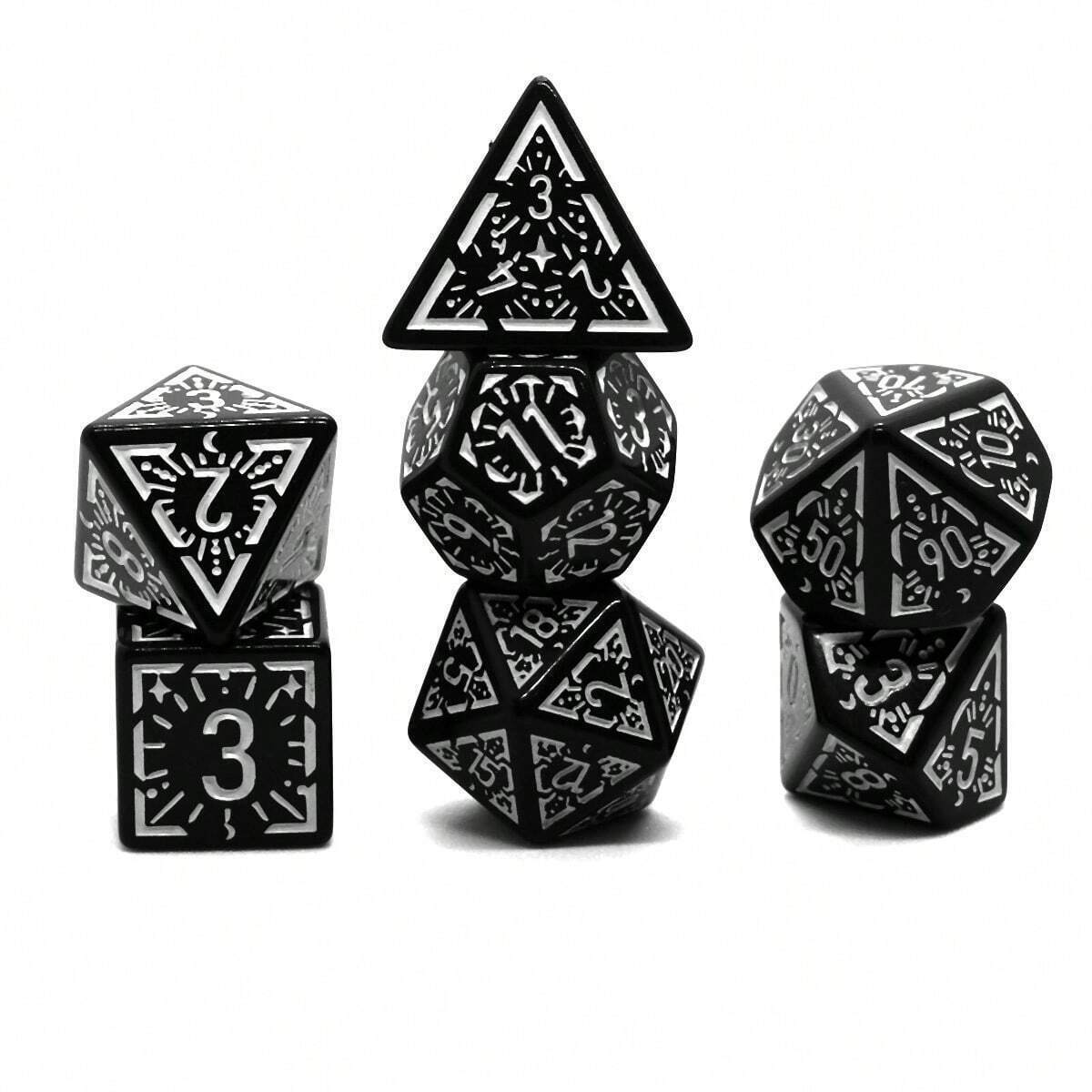 Sada 7 "fantasy" kostek pro RPG Barva: černá / bílá