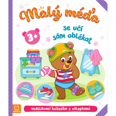 Malý méďa se učí sám oblékat