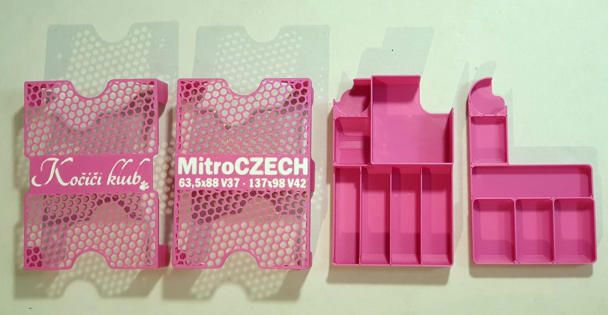 MitroCZECH Kočičí klub + Krabice pamlsků + Koťata - insert pro hru Barva: Barevná